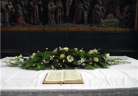 Altarschmuck aus weißen Rosen länglich gearbeitet